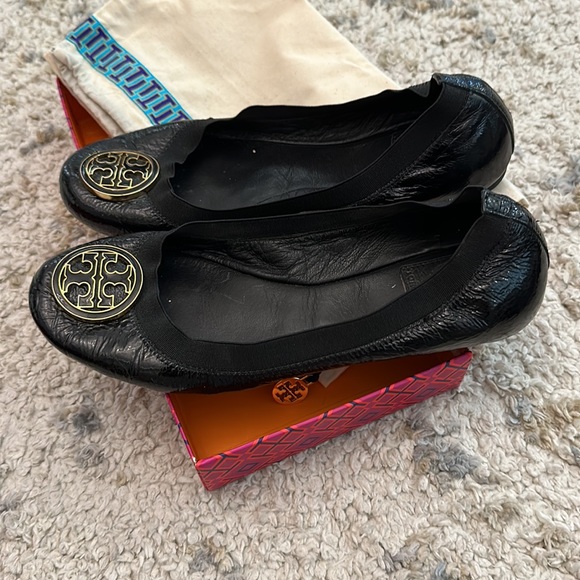 Black patent & gold Tory Burch flats - Picture 2 of 5